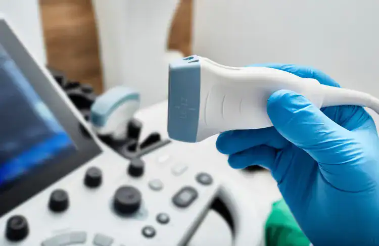 비뇨의학과 전문의가 환자에게 초음파 검사를 시행하며 질환을 진단하는 모습