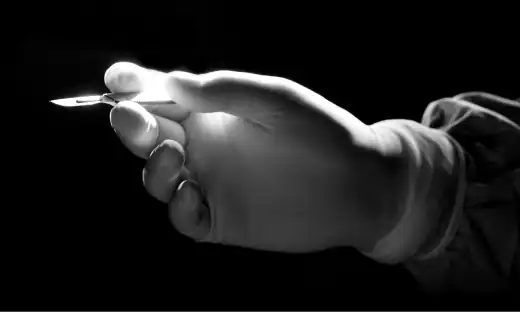 비뇨기과 전문의가 환자의 증상을 파악하고 검사를 진행합니다.