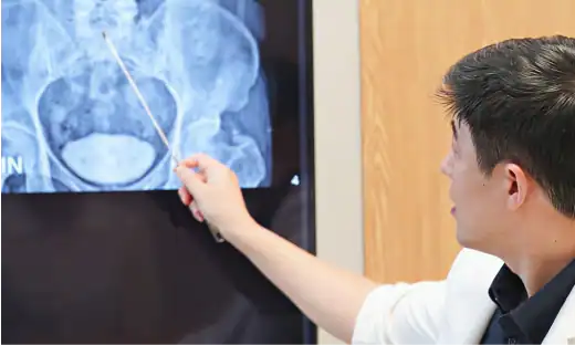 비뇨기과 전문의가 환자의 증상을 파악하고 검사를 진행합니다.