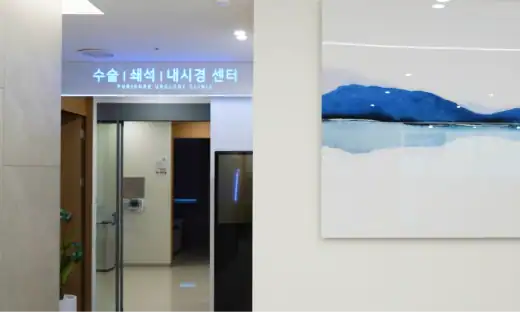 비뇨기과 전문의가 환자의 증상을 파악하고 검사를 진행합니다.