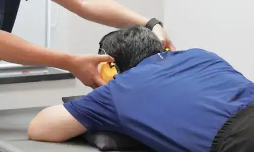 비뇨기과 전문의가 환자의 증상을 파악하고 검사를 진행합니다.