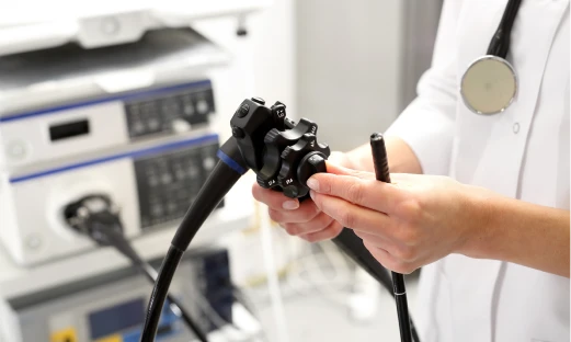 비뇨기과 전문의가 환자의 증상을 파악하고 검사를 진행합니다.