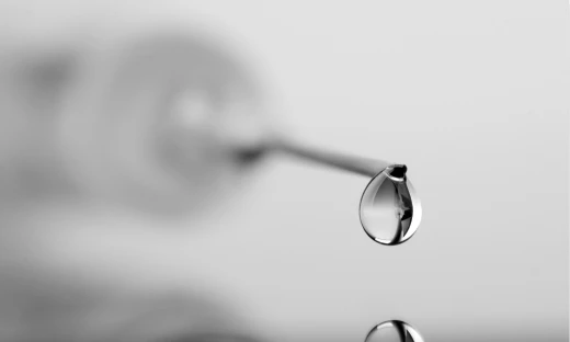 비뇨기과 전문의가 환자의 증상을 파악하고 검사를 진행합니다.