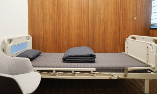 비뇨기과 전문의가 환자의 증상을 파악하고 검사를 진행합니다.