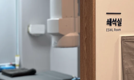 비뇨기과 전문의가 환자의 증상을 파악하고 검사를 진행합니다.