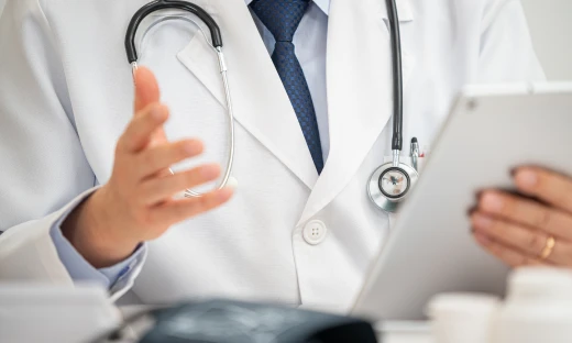 비뇨기과 전문의가 환자의 증상을 파악하고 검사를 진행합니다.